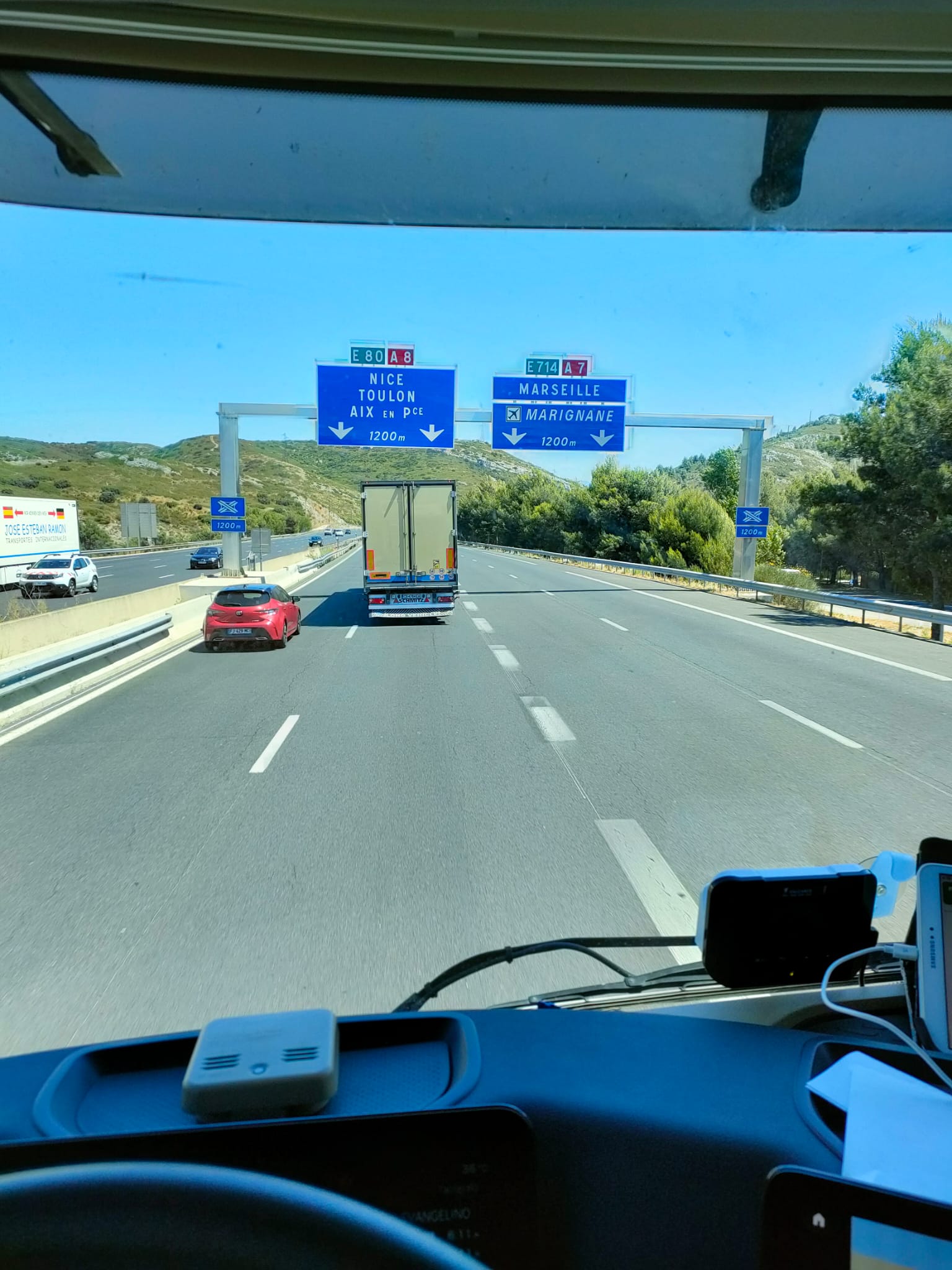 Carretera con señales de dirección