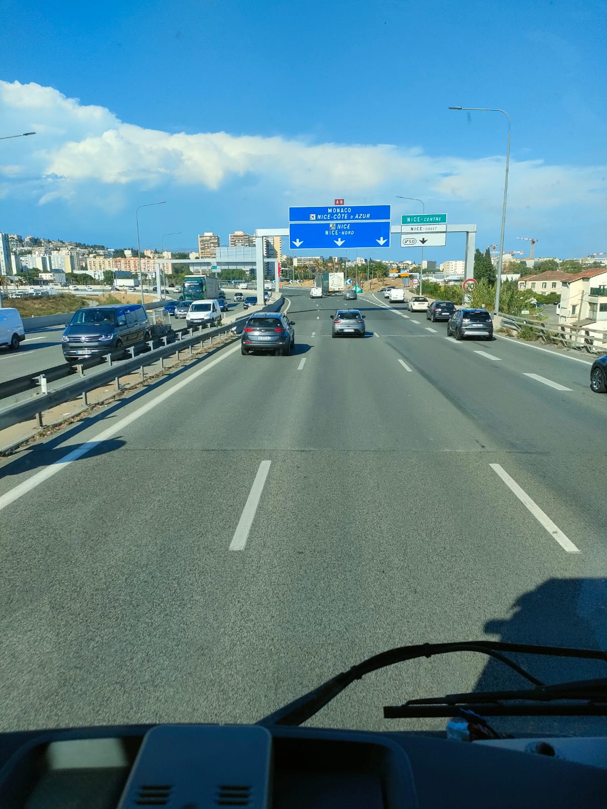 Carretera con señales de dirección