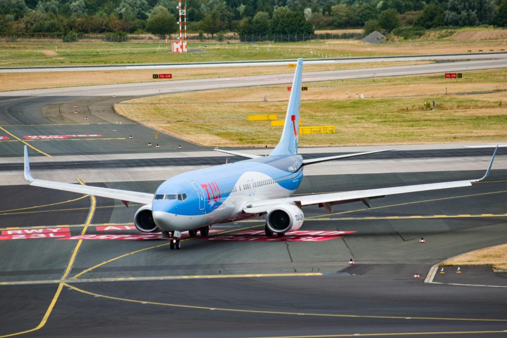 Avión en la pista de aterrizaje