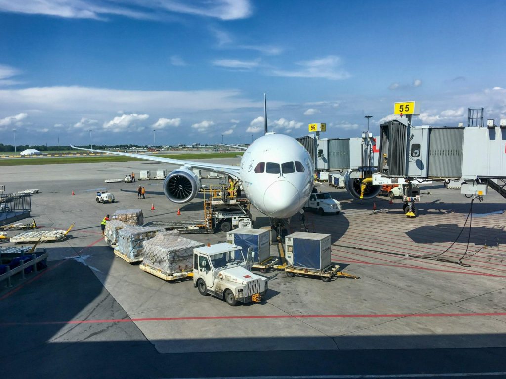 Avión en el aeropuerto con carga